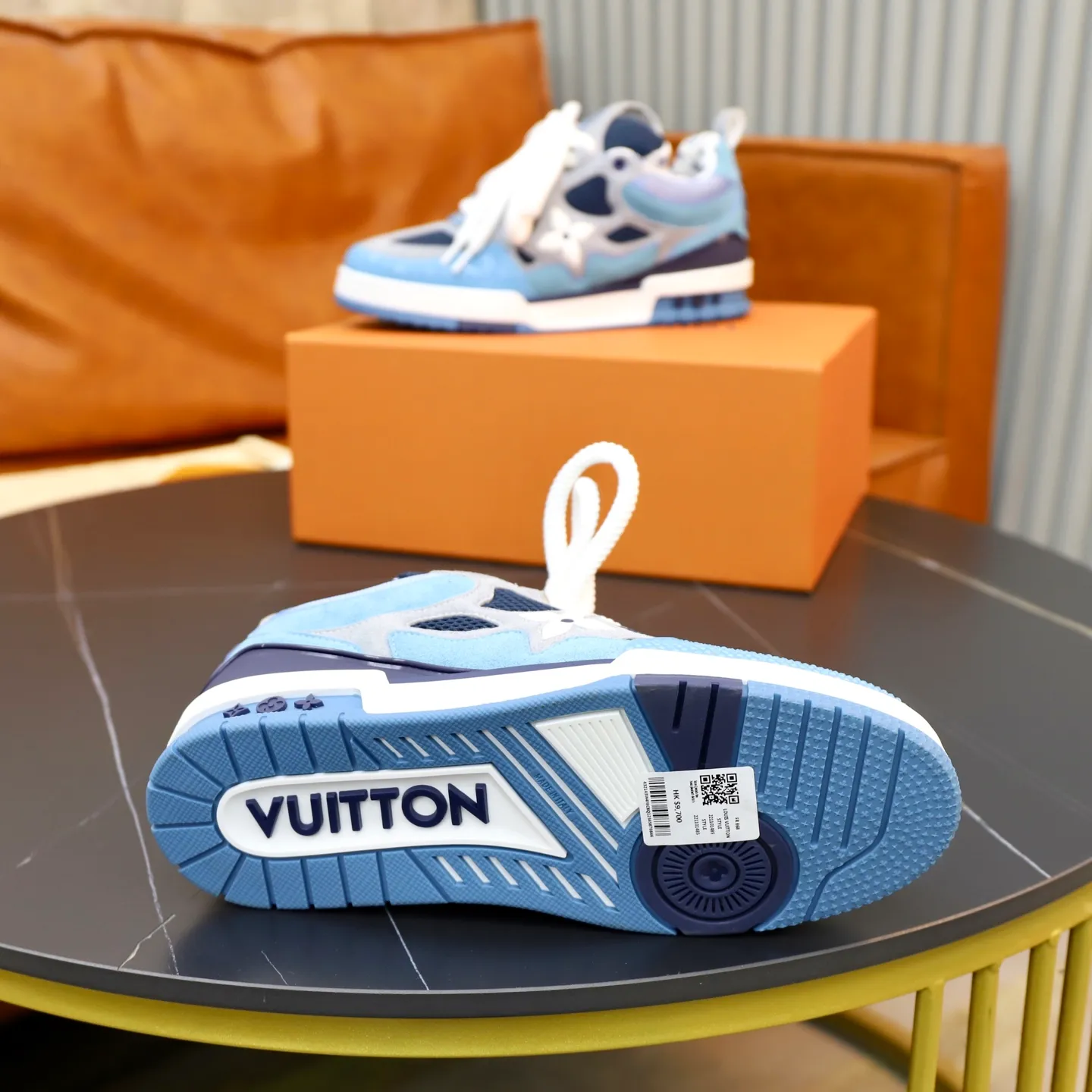 Ex-factory price: 860💰LV Couple👫Louis Vuitton TRAINER sneakers classic Louis Vuitton men's artistic director Virgil Abloh picked inspiration to create this LV Trainer sneaker. Yingze crystal inlays present a colorful effect. VS can be matched with two gorgeous effect colors. The LV letter logo badge on the tongue is gorgeous and noble. The LV letter is decorated on the side. The outsole is decorated with a Monogram flower pattern. It shows the trend of elegance and nobility! Men's and women's models: 35-46